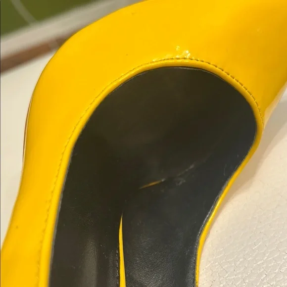 Scene Weaver Yellow and Gold Stiletto Heels with Serpent Embellishment nwot - Picture 10 of 10